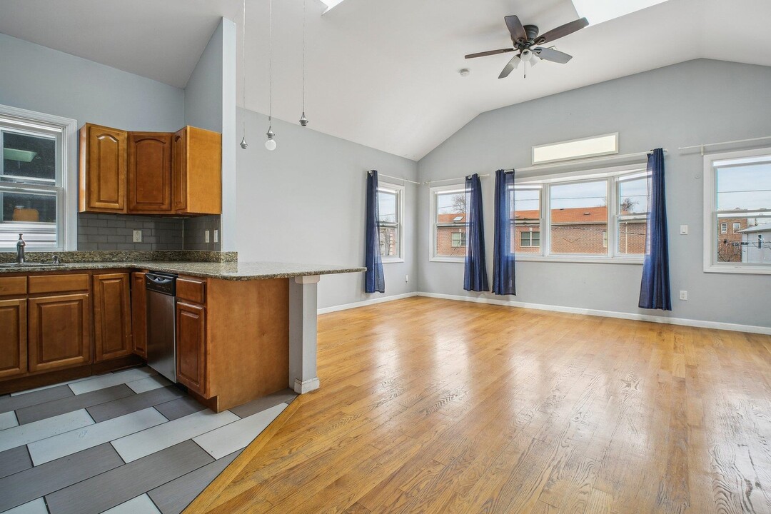 351 Sip Ave in Jersey City, NJ - Building Photo