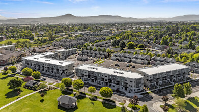 Smith Crossing Apartments in Central Point, OR - Foto de edificio - Building Photo