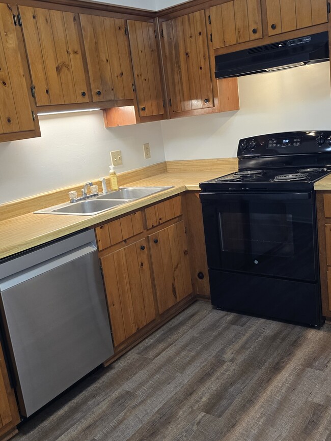 property at 2024 Elmhurst Ln