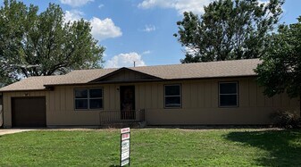 111 E C St in Ellinwood, KS - Building Photo