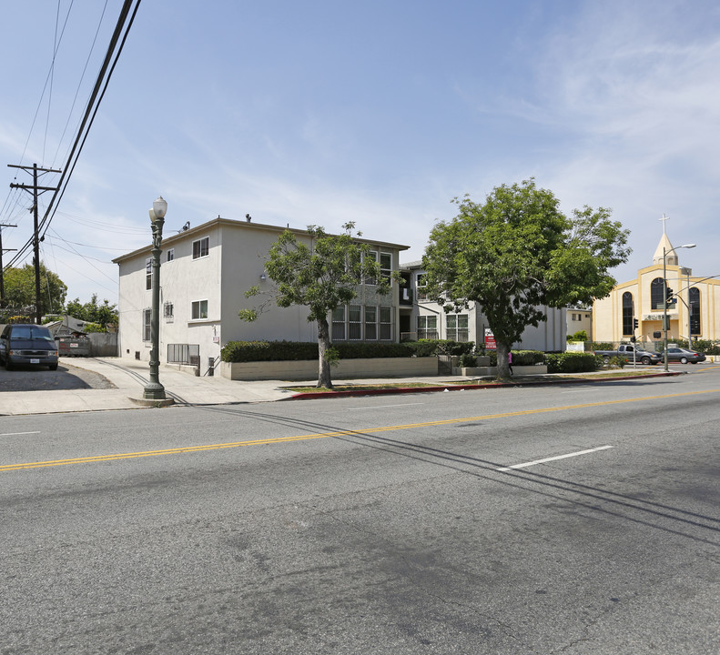 3992 W 8th St in Los Angeles, CA - Building Photo