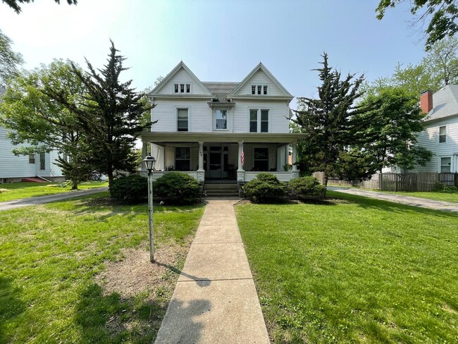 property at 1105 E Jefferson St