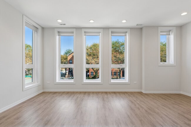 4904 S St Lawrence Ave in Chicago, IL - Building Photo - Building Photo