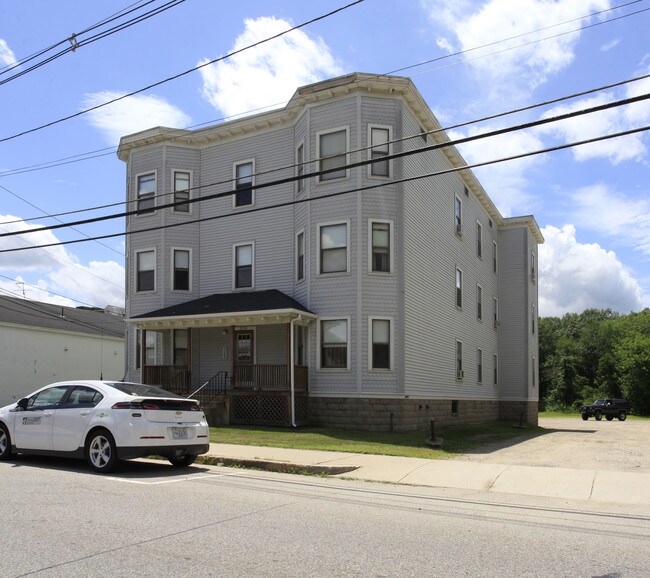 2239-2247 Providence Rd in Northbridge, MA - Foto de edificio - Building Photo