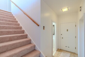 990 Mirador Terrace in Pacifica, CA - Building Photo - Building Photo