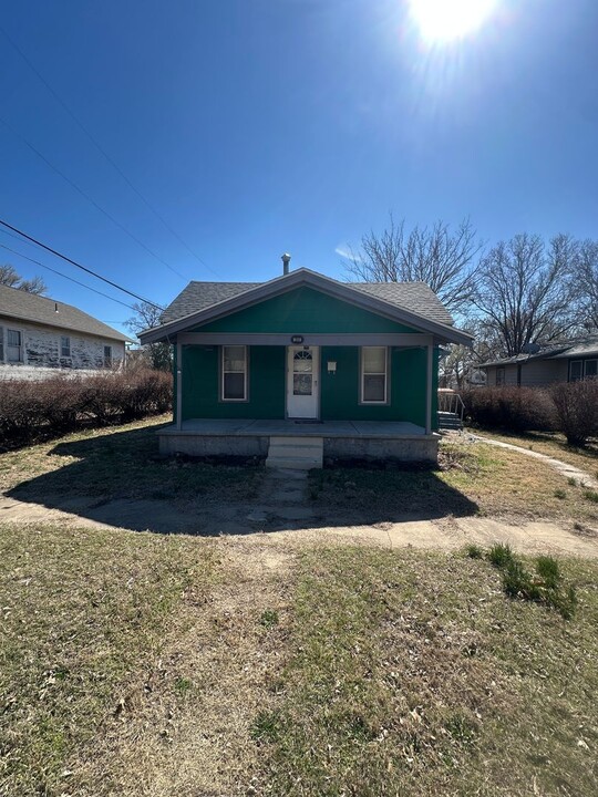 208 NE 9th St in Abilene, KS - Foto de edificio