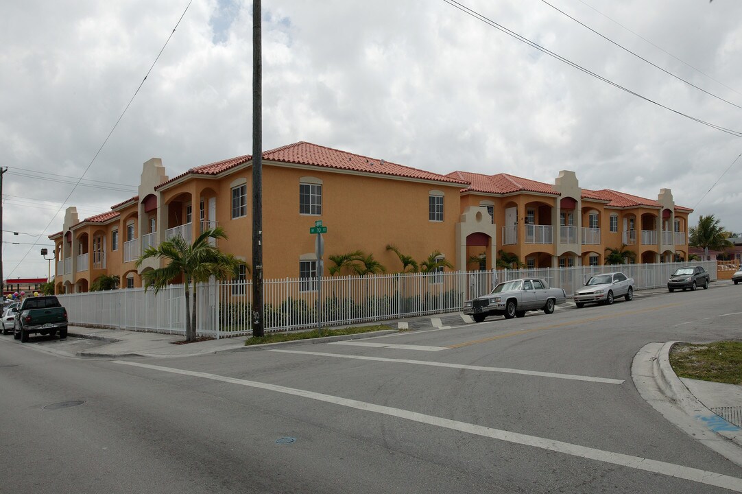 932 Palm Ave in Hialeah, FL - Building Photo