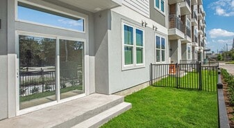 9330 Main St in Houston, TX - Building Photo