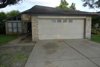 7015 Caladero Dr in Houston, TX - Building Photo - Building Photo
