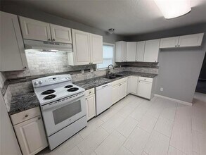 2110 W Bond St in Denison, TX - Building Photo - Building Photo