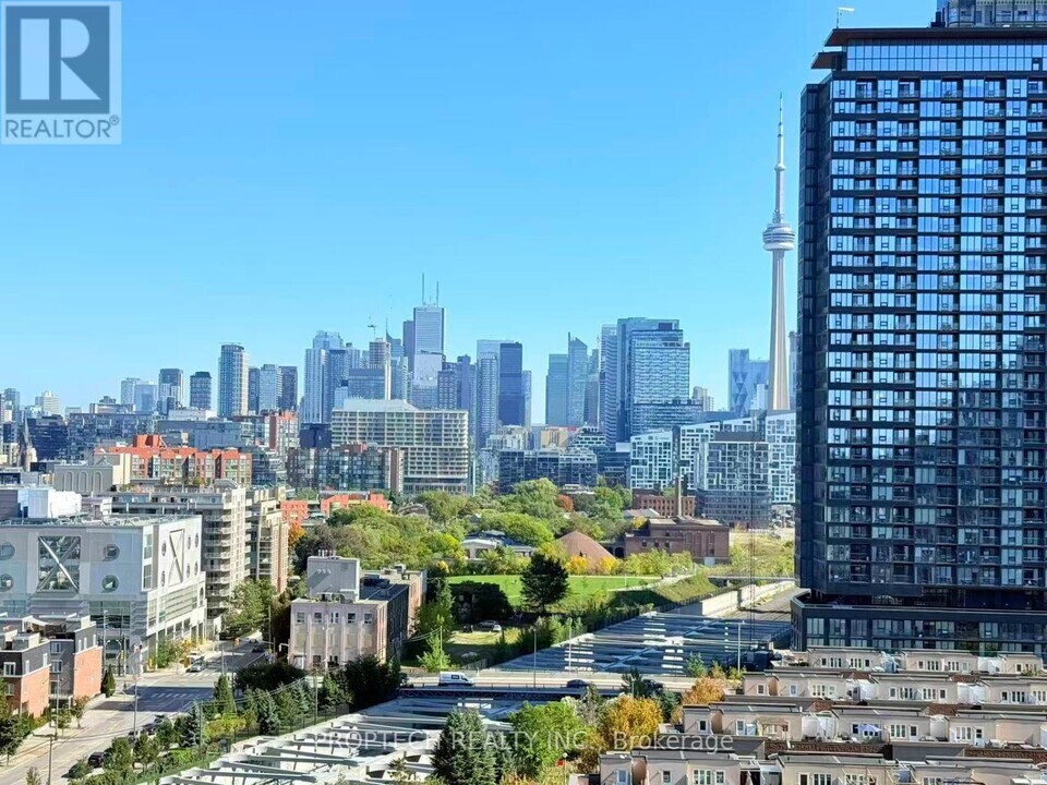 80 Western Battery Rd in Toronto, ON - Building Photo