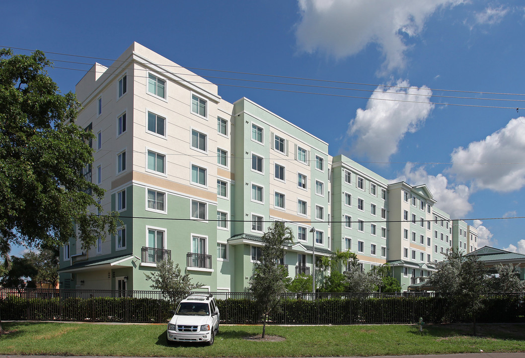 The Gardens at Driftwood in Hollywood, FL - Foto de edificio