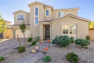 10331 Western Pine Ave in Las Vegas, NV - Building Photo - Building Photo