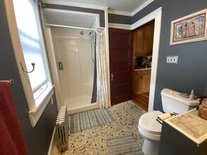 85 Briggs St, Unit 2 in Easthampton, MA - Foto de edificio - Building Photo