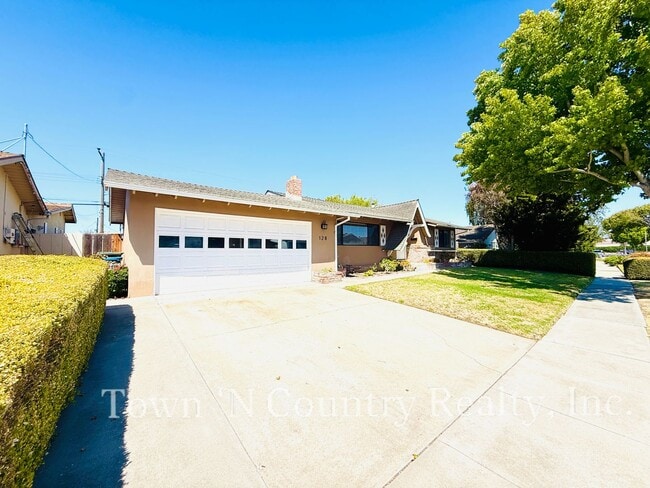 128 Chaucer Dr in Salinas, CA - Building Photo - Building Photo