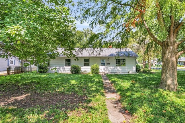 1008 E Delaware Ave in Urbana, IL - Building Photo - Building Photo