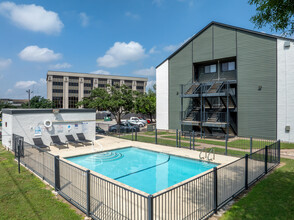 Short Hills Apartments in Austin, TX - Foto de edificio - Building Photo
