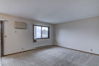 890 Pumphouse Rd, Unit 4 in Chippewa Falls, WI - Building Photo - Building Photo