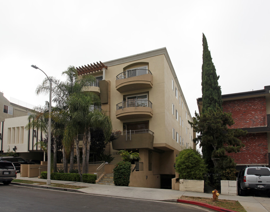 11932 Goshen Ave in Los Angeles, CA - Building Photo