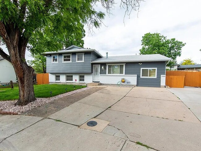 11869 E Ada Pl in Aurora, CO - Building Photo - Building Photo