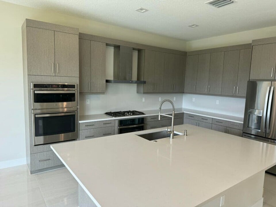 10033 Stockrun Dr in Palm Beach Gardens, FL - Building Photo