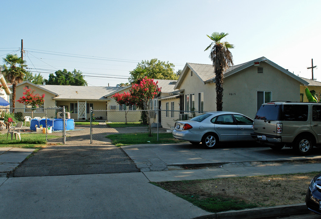 4615 E Washington Ave in Fresno, CA - Building Photo