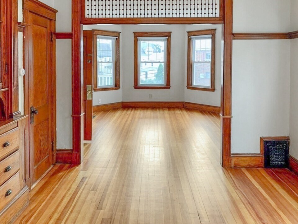 8 Wyvern St in Boston, MA - Building Photo