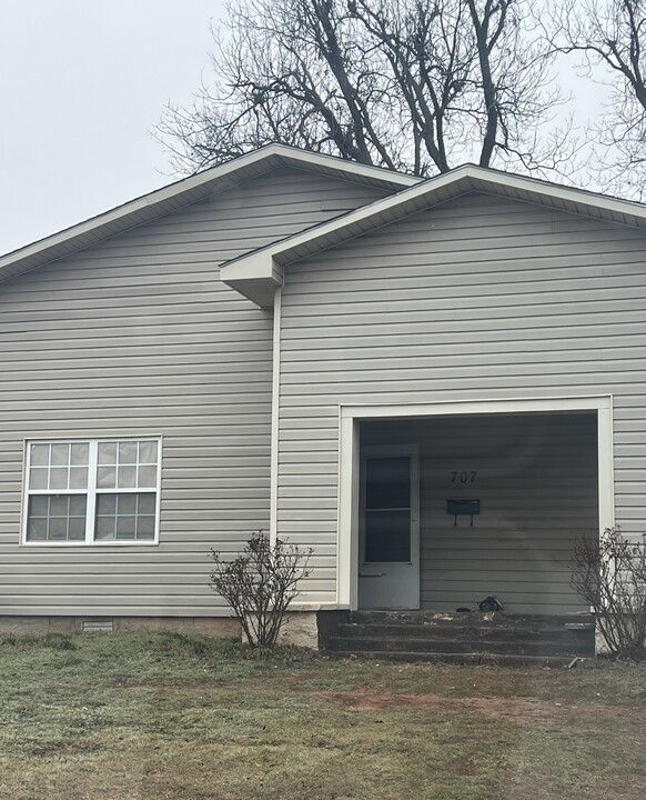 707 S 12th St in Chickasha, OK - Building Photo