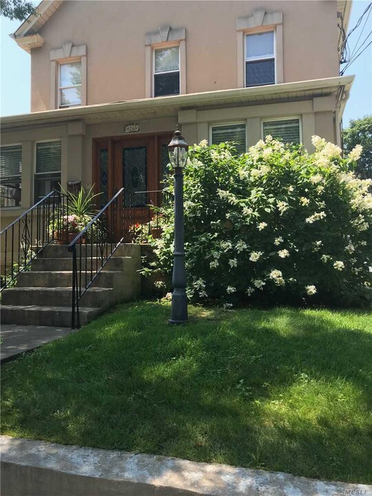 26 S Bayles Ave in Port Washington, NY - Building Photo