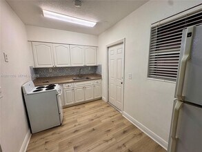 2240 NE 171 St in North Miami Beach, FL - Foto de edificio - Building Photo