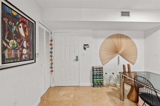 1155 Brickell Bay Dr, Unit 1903 in Miami, FL - Foto de edificio - Building Photo