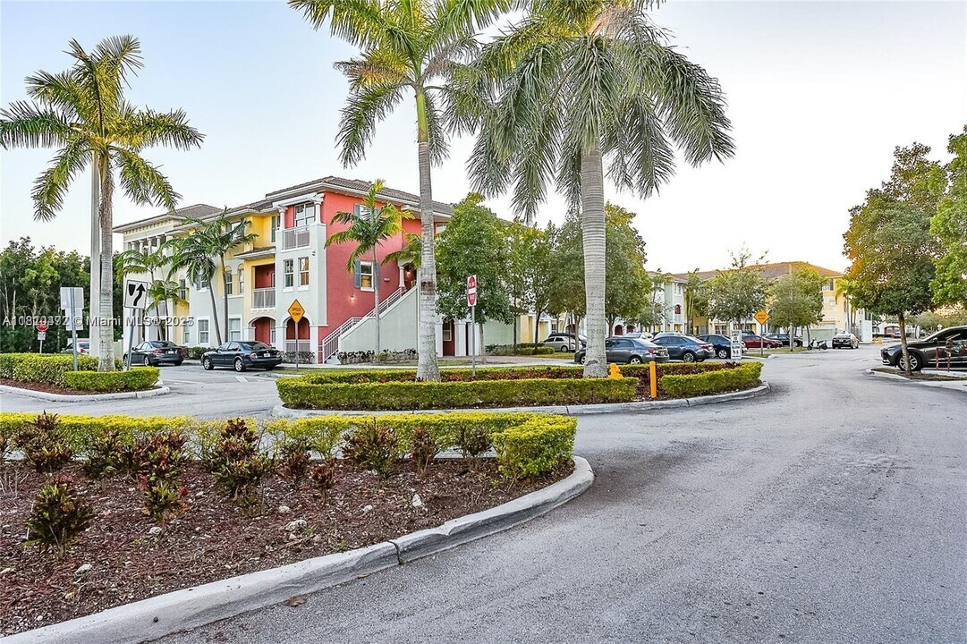 10901 NW 83rd St in Doral, FL - Building Photo