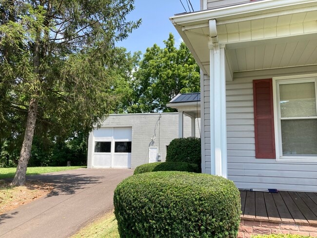 203 Oakvale Rd in Princeton, WV - Building Photo - Building Photo