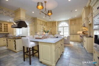 637 Valley Rd in New Canaan, CT - Building Photo - Building Photo