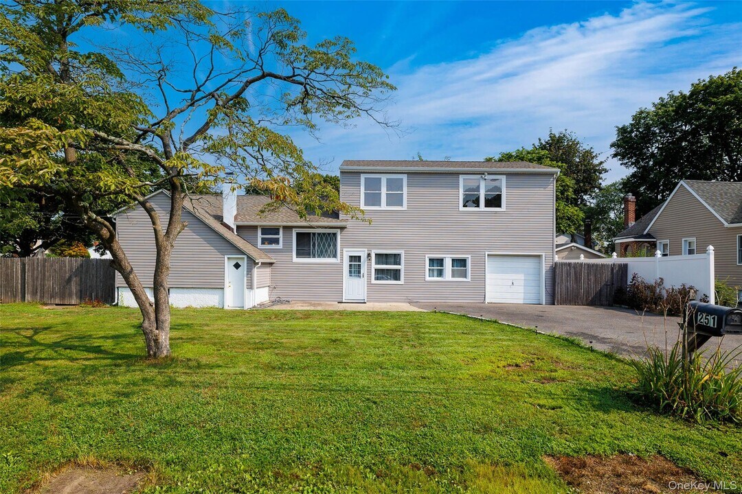 251 Liberty St in Deer Park, NY - Building Photo
