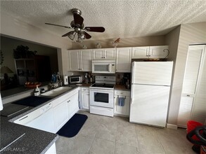 5741 Whitaker Rd-Unit -D202 in Naples, FL - Foto de edificio - Building Photo