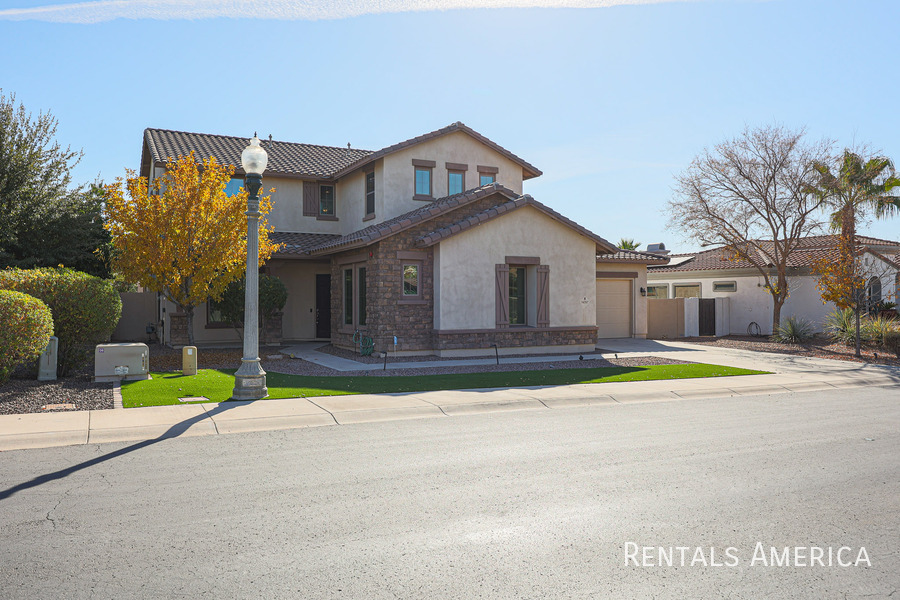 14797 W Escondido Dr N in Litchfield Park, AZ - Building Photo