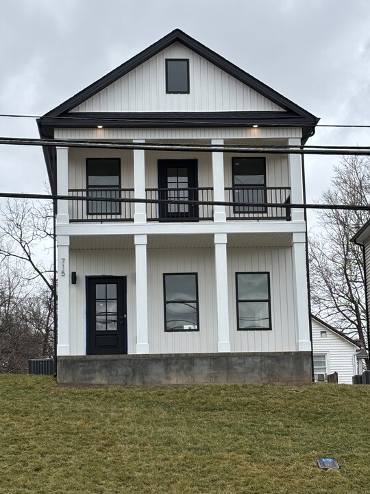 715 Crossland Ave in Clarksville, TN - Foto de edificio