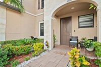 3392 W 106th Ter in Hialeah, FL - Foto de edificio - Building Photo