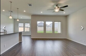 Room in House on Flatiron Clf in San Antonio, TX - Foto de edificio - Building Photo