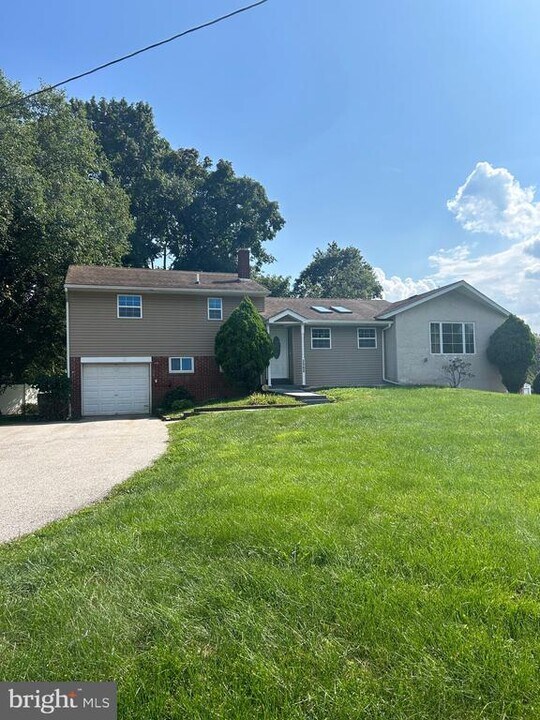 2560 Betzwood Dr in Eagleville, PA - Building Photo