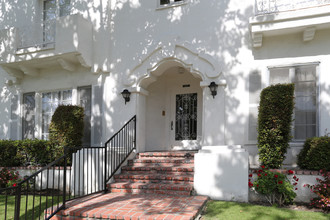 137 S Canon Dr in Beverly Hills, CA - Building Photo - Building Photo