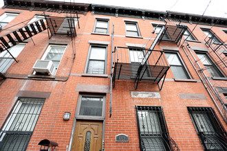 662 Henry St in Brooklyn, NY - Building Photo - Building Photo