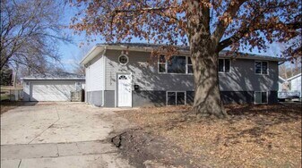 1019 Higby Dr in Cedar Falls, IA - Building Photo