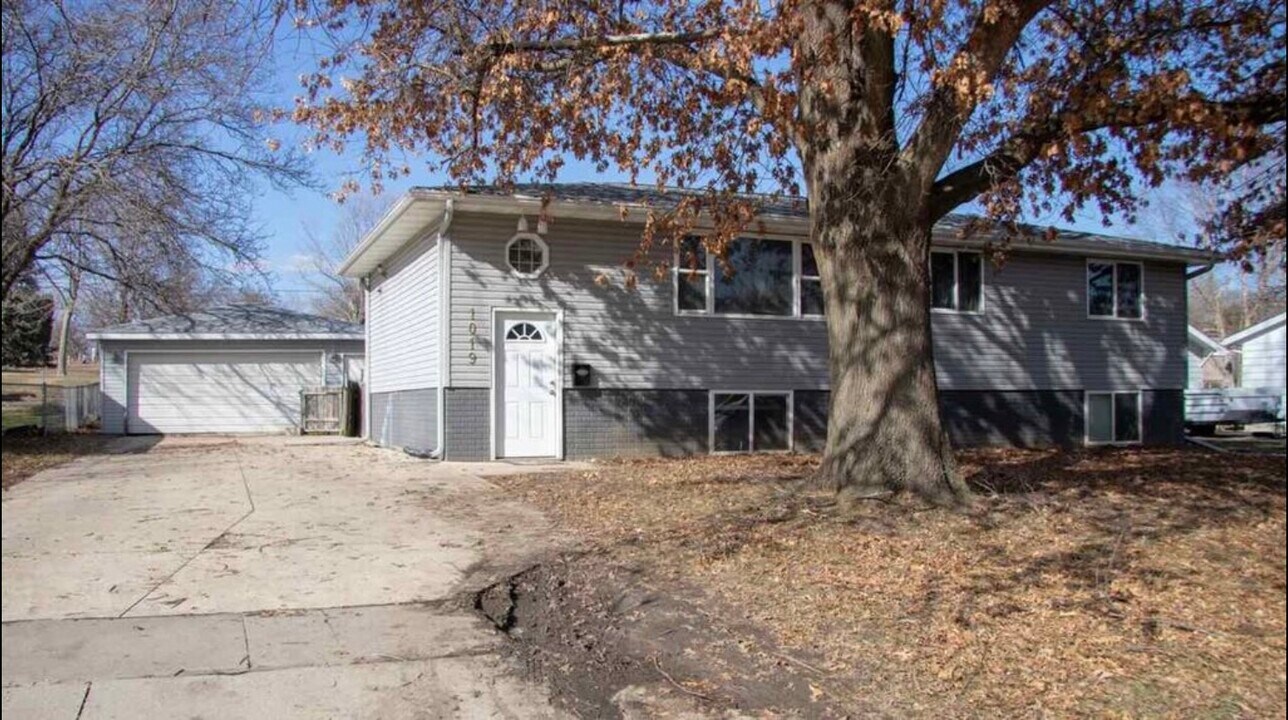 1019 Higby Dr in Cedar Falls, IA - Building Photo