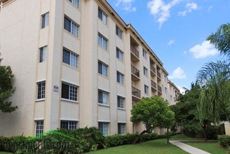 Laguna Pointe in Pompano Beach, FL - Building Photo - Building Photo