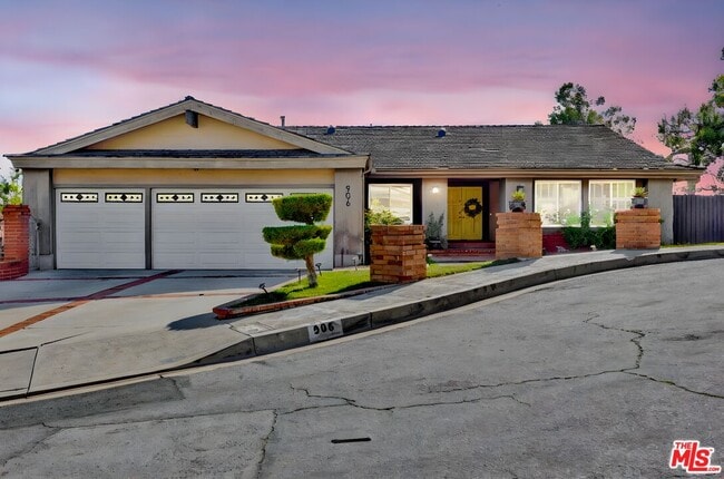 property at 906 Whitehaven Terrace