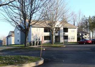 Christopher Court in Phoenix, NY - Foto de edificio - Building Photo