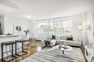 225 Davisville Avenue in Toronto, ON - Building Photo - Building Photo