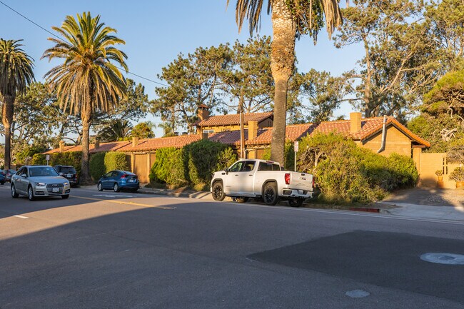 El Adobe Apartments in Del Mar, CA - Foto de edificio - Building Photo